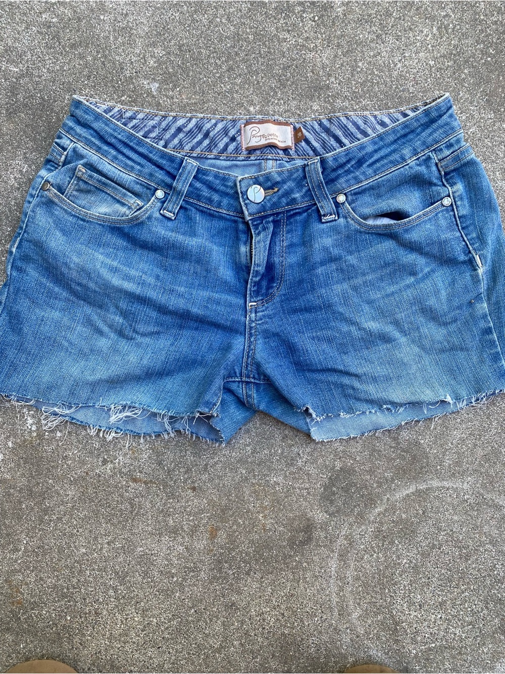 PAIGE Premium Denim Low Rise Cut Off Jean Shorts Frayed Blue Women’s Size 28